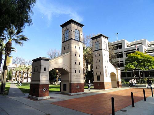 photo de l'entrée de l'université de l'Etat de San Jose